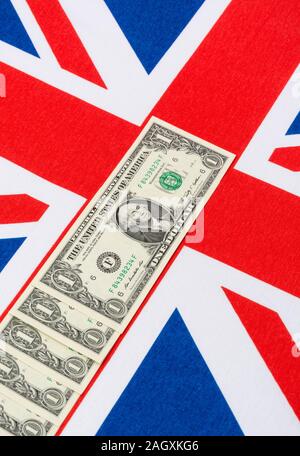 US $1 billets / factures & Union Jack. Pour l'US Dollar exchange rate concept, l'économie des Etats-Unis, US UK exportations, balance des paiements US UK, US Maison de l'argent. Banque D'Images