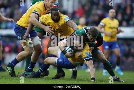 Bath's Tom Dunn est abordé par Stephen Myler irlandais de Londres au cours de la Premiership Gallagher match au stade Madejski, lecture. Banque D'Images