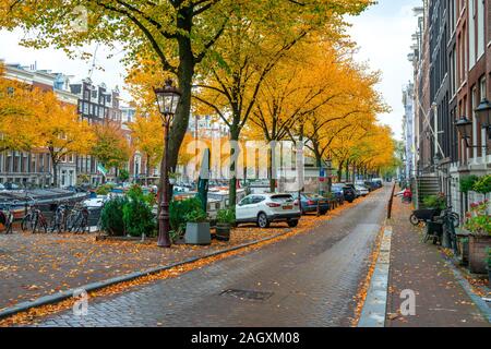 Amsterdam, Pays-Bas - 15.10.2019 : architecture d'Amsterdam en automne coloré Banque D'Images