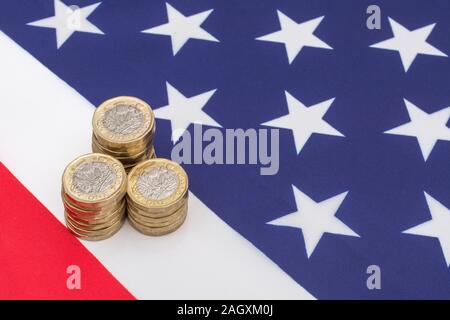 € 1 pièces empilées sur American Stars & Stripes flag. Nous métaphore-UK échange poster Brexit, Sterling taux de change, la valeur en dollars des exportations britanniques, livre-NOUS Banque D'Images