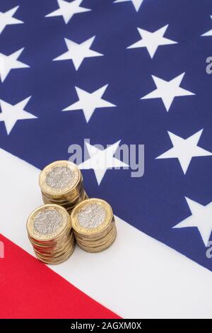 € 1 pièces empilées sur American Stars & Stripes flag. Nous métaphore-UK échange poster Brexit, Sterling taux de change, la valeur en dollars des exportations britanniques, livre-NOUS Banque D'Images