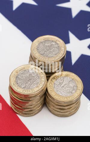 € 1 pièces empilées sur American Stars & Stripes flag. Nous métaphore-UK échange poster Brexit, Sterling taux de change, la valeur en dollars des exportations britanniques, livre-NOUS Banque D'Images