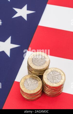 € 1 pièces empilées sur American Stars & Stripes flag. Nous métaphore-UK échange poster Brexit, Sterling taux de change, la valeur en dollars des exportations britanniques, livre-NOUS Banque D'Images