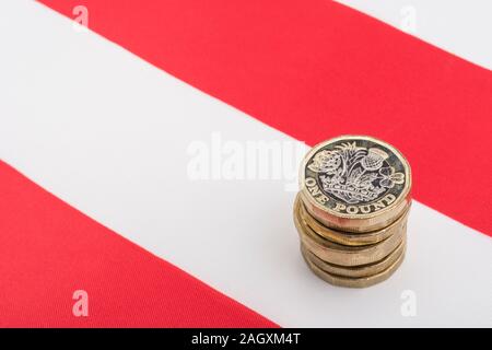 € 1 pièces empilées sur American Stars & Stripes flag. Nous métaphore-UK échange poster Brexit, Sterling taux de change, la valeur en dollars des exportations britanniques, livre-NOUS Banque D'Images