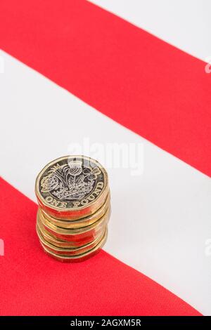 € 1 pièces empilées sur American Stars & Stripes flag. Nous métaphore-UK échange poster Brexit, Sterling taux de change, la valeur en dollars des exportations britanniques, livre-NOUS Banque D'Images