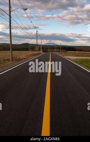 La ligne jaune pointe vers Mt Monadnock, dans le New Hampshire Banque D'Images