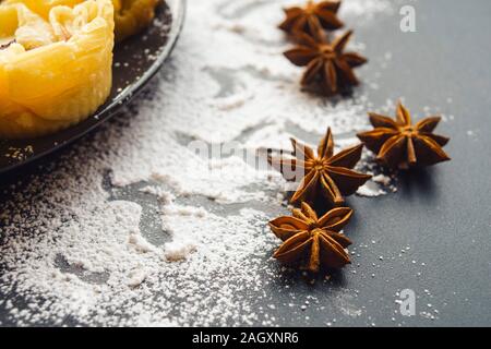 Parsemé de poudre et de la cannelle sur un tableau noir Vue de dessus Banque D'Images
