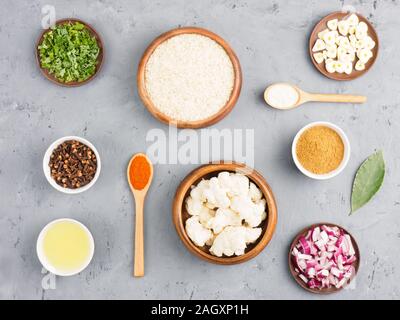 Ingrédients pour la cuisson du riz basmati : beurre, sel, ail, herbes, vert pomme, l'oignon rouge, les feuilles de laurier, l'ail, le chou-fleur, piment rouge. En bonne santé Banque D'Images