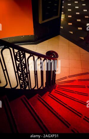 Escaliers éclairés par une lumière rouge, Palmer House Hilton - un hôtel, un hôtel historique de la ville, zone de boucle construite en 1875, Chicago, Illinois, États-Unis Banque D'Images