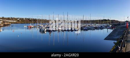 Kinsale harbour, dans le comté de Cork, en Irlande, le calme d'un après-midi d'hiver Banque D'Images