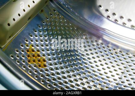 La rouille sur le tambour de la nouvelle machine à laver Banque D'Images