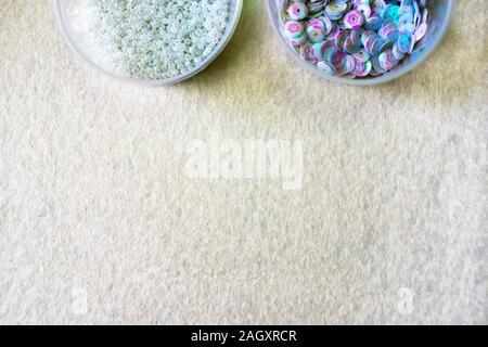 Les paillettes contenant perles feutre. Mise à plat. L'espace de copie pour le texte Banque D'Images