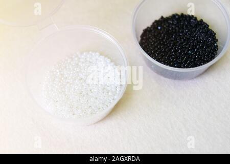 Perles paillettes dans les récipients contenant l'impression Banque D'Images