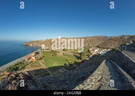 Tôt le matin de temps chaud et ensoleillé au calme dans la plage et du port. Vue aérienne de Playa De Santiago. Vue panoramique, objectif fisheye, grand angle. Gomera, peut Banque D'Images