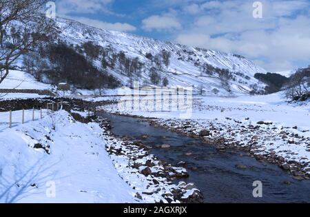 Neige de printemps dans la région de Swaledale, Muker, Yorkshire, Angleterre Banque D'Images