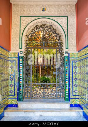 Colorées et élégantes cloître mauresque à Séville. L'Andalousie, espagne. Juin-02-2019 Banque D'Images