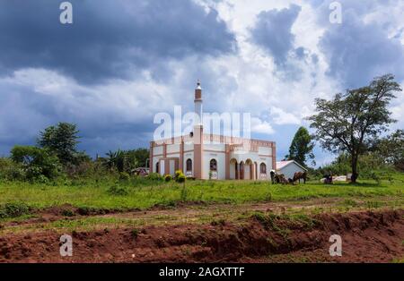 Vue d'une petite route typique mosquée musulmane à l'extérieur d'un village de la région de l'ouest de l'Ouganda Banque D'Images