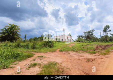 Vue d'une petite route typique mosquée musulmane à l'extérieur d'un village de la région de l'ouest de l'Ouganda Banque D'Images