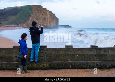 West Bay, Dorset, UK. 22 décembre 2019. Météo britannique. Des conditions dangereuses dans le village balnéaire de West Bay dans le Dorset comme d'énormes vagues s'écraser sur la terre ferme sur la plage. Crédit photo : Graham Hunt/Alamy Live News Banque D'Images