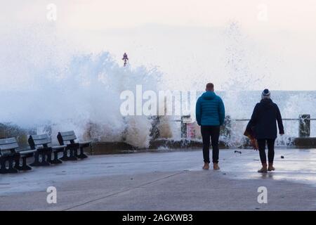 West Bay, Dorset, UK. 22 décembre 2019. Météo britannique. Des conditions dangereuses dans le village balnéaire de West Bay dans le Dorset comme d'énormes vagues s'écraser sur la jetée. Crédit photo : Graham Hunt/Alamy Live News Banque D'Images