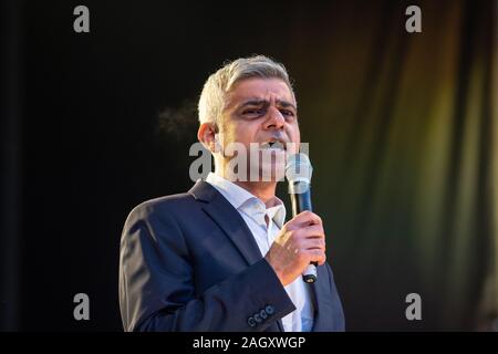 Maire de Londres Sadiq Khan s'exprimant au cours de l'assemblée annuelle de la Menorah sur Trafalgar Square à Londres à l'occasion de Hanoucca, la fête juive des lumières. Banque D'Images