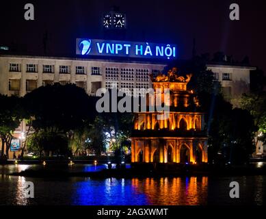 La tour de la tortue ou Thap Rua & VNPT Bureau de poste avec des reflets dans le lac Hoan Kiem de nuit, Hanoï, Vietnam, Asie Banque D'Images