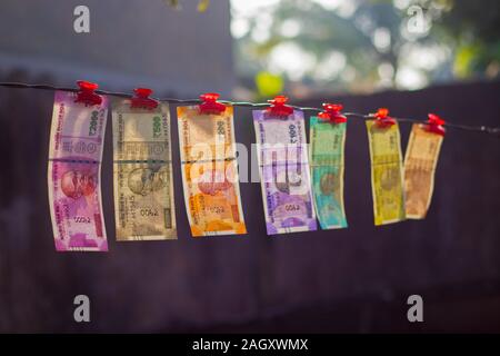 Focus sélectif de nouveaux billets de banque Indiens dix roupies,20,cinquante cent, deux cents, cinq cents et deux mille suspendu dans un fil. Banque D'Images