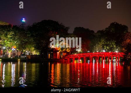 Les Huc Bridge menant au temple Ngoc Son, la nuit, le lac Hoan Kiem, Hanoi, Vietnam, Asie Banque D'Images