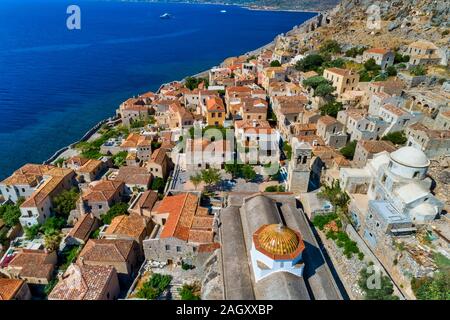 Vue aérienne de la vieille ville de Monemvasia dans Lakonia du Péloponnèse, Grèce. Monemvasia est souvent appelé 'le Gibraltar Grec'. Banque D'Images