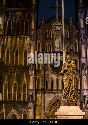 Cathédrale Saint-joseph éclairés la nuit avec la Vierge Marie statue, Church Street, Hoan Kiem District, Hanoi, Vietnam, Asie du sud-est Banque D'Images