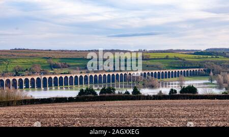 Le Northamptonshire, au Royaume-Uni, la météo, le 22 décembre 2019, la rivière Welland a inondé le long de la vallée et sous le viaduc Harringworth après des jours de forte pluie, de grandir aujourd'hui et le niveau de l'eau a baissé de rendre les routes praticables.. Credit : Keith J Smith./Alamy Live News Banque D'Images