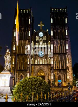 Cathédrale Saint-joseph éclairés la nuit avec la Vierge Marie statue, Church Street, Hoan Kiem District, Hanoi, Vietnam, Asie du sud-est Banque D'Images