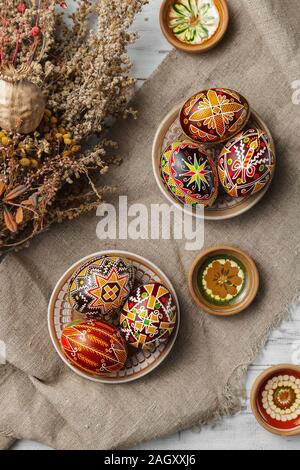 Les oeufs de Pâques ukrainiens décorés avec la technique de teinture de cire traditionnelle, pour des pays de l'Europe Banque D'Images