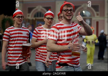 Fléchettes fans déguisés pendant dix jours des Championnats du Monde de William Hill à l'Alexandra Palace, Londres. Banque D'Images