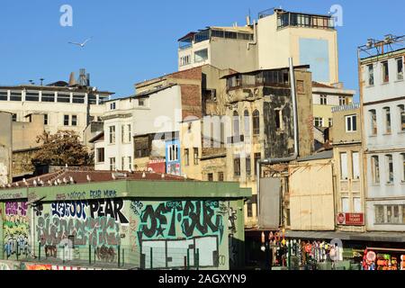 Turquie, Istanbul. Vue depuis le pont de Galata au vieux marché aux poissons à Istanbul Banque D'Images