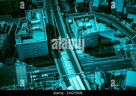 Noyau urbain à Tokyo, Japon. Les voies de chemin de fer avec des bâtiments. High angle view. Couleurs Turquoise Banque D'Images