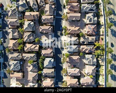 Vue de dessus de l'antenne de quartier de classe moyenne supérieure avec maison d'habitation à côté de l'autre dans la région de Chula Vista, Californie, USA. Banque D'Images