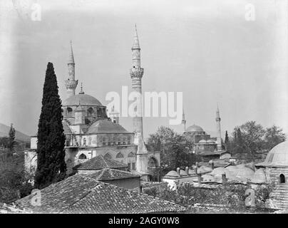 La mosquée Muradiye Külliyesi avec Hafsa la mosquée Sultan en arrière-plan. Mosquée Muradiye a été construit par Mimar Sinan à la fin 16. siècle. Manisa est situé dans la partie occidentale de la Turquie. Photographie prise dans les années 1910 sur la plaque de verre, une partie de l'Herry W. Schaefer collection Ottoman. Banque D'Images