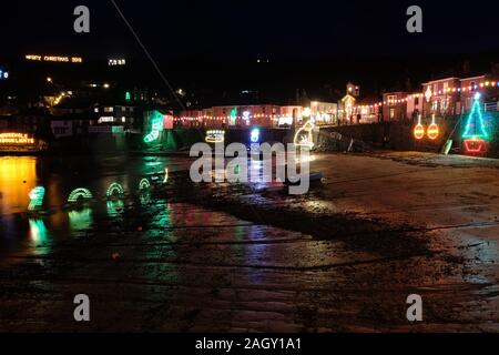 Mousehole, Devon/UK- le 21 décembre 2019 : les lumières de Noël traditionnel de Nightshot à Port Mousehole, sous l'effet de l'eau dans la région de Cornwall, UK Banque D'Images