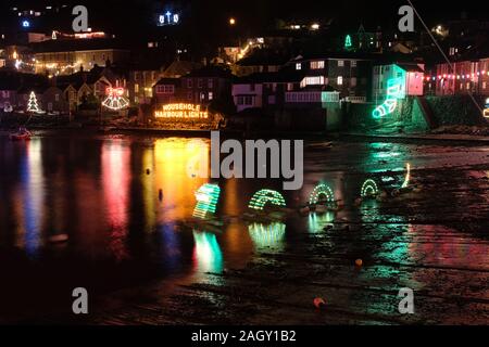 Mousehole, Devon/UK- le 21 décembre 2019 : les lumières de Noël traditionnel de Nightshot à Port Mousehole, sous l'effet de l'eau dans la région de Cornwall, UK Banque D'Images