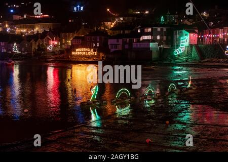 Mousehole, Devon/UK- le 21 décembre 2019 : les lumières de Noël traditionnel de Nightshot à Port Mousehole, sous l'effet de l'eau dans la région de Cornwall, UK Banque D'Images