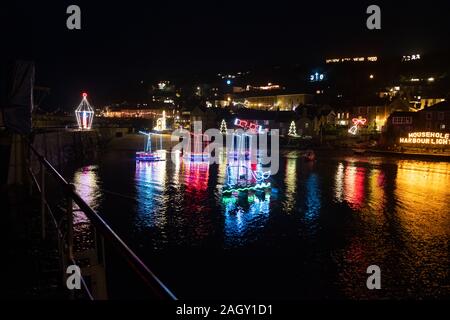 Mousehole, Devon/UK- le 21 décembre 2019 : les lumières de Noël traditionnel de Nightshot à Port Mousehole, sous l'effet de l'eau dans la région de Cornwall, UK Banque D'Images