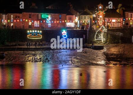 Mousehole, Devon/UK- le 21 décembre 2019 : les lumières de Noël traditionnel de Nightshot à Port Mousehole, sous l'effet de l'eau dans la région de Cornwall, UK Banque D'Images