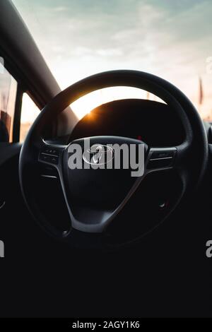 Toyota Avensis voiture cockpit volant dans la ville pendant le coucher du soleil Banque D'Images