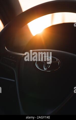 Toyota Avensis voiture cockpit volant dans la ville pendant le coucher du soleil Banque D'Images