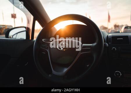 Toyota Avensis voiture cockpit volant dans la ville pendant le coucher du soleil Banque D'Images