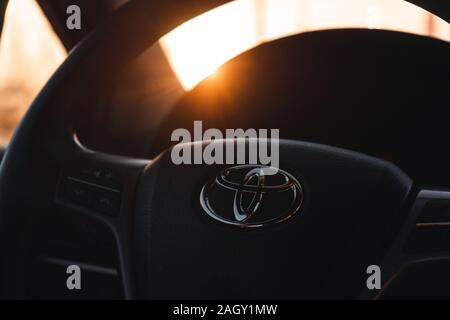 Toyota Avensis voiture cockpit volant dans la ville pendant le coucher du soleil Banque D'Images