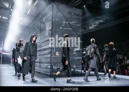 Zagreb, Croatie - le 26 octobre 2019 : un mannequin portant Esprit par T.B collection de mode sur les podiums lors de la Fashion bipa.hr fashion show à Zagreb, Cr Banque D'Images