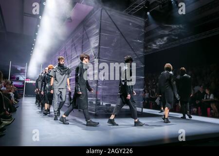 Zagreb, Croatie - le 26 octobre 2019 : un mannequin portant Esprit par T.B collection de mode sur les podiums lors de la Fashion bipa.hr fashion show à Zagreb, Cr Banque D'Images