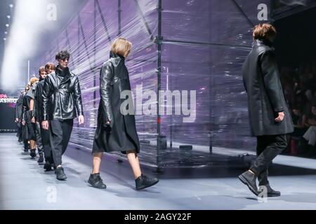 Zagreb, Croatie - le 26 octobre 2019 : un mannequin portant Esprit par T.B collection de mode sur les podiums lors de la Fashion bipa.hr fashion show à Zagreb, Cr Banque D'Images